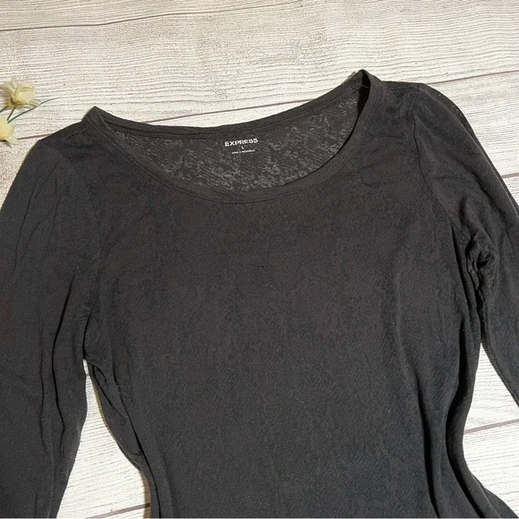 EXPRESS Basic Sheer Print Long Sleeve Top in Gray - Picture 3 of 12
